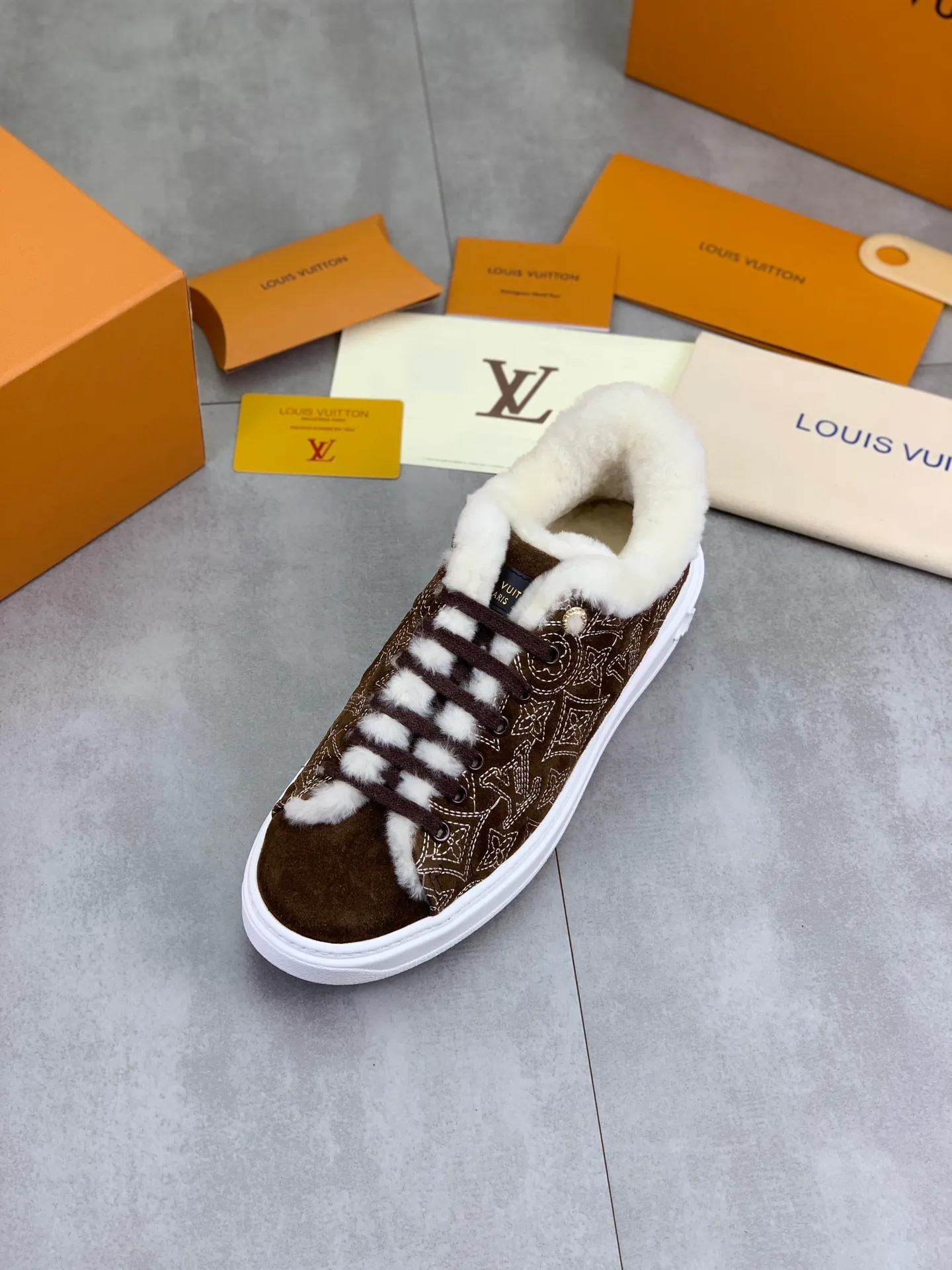 Factory price P740 Wool lining 💶 Top version [LOUIS VUITTON] Couple 🧑‍🤝‍🧑 Craftsman style Counter series (original order) New style 🍀LV Louis Vuitton - top version LV classic high-top trendy shoes! Made of imported original craft calfskin, original warm wool lining, and original wear-resistant, lightweight, high-end TPU outsole! High quality products! 3️⃣ colors available, code numbers: female 35-39, male 39-44 (female 40, male 45 46 customized)
